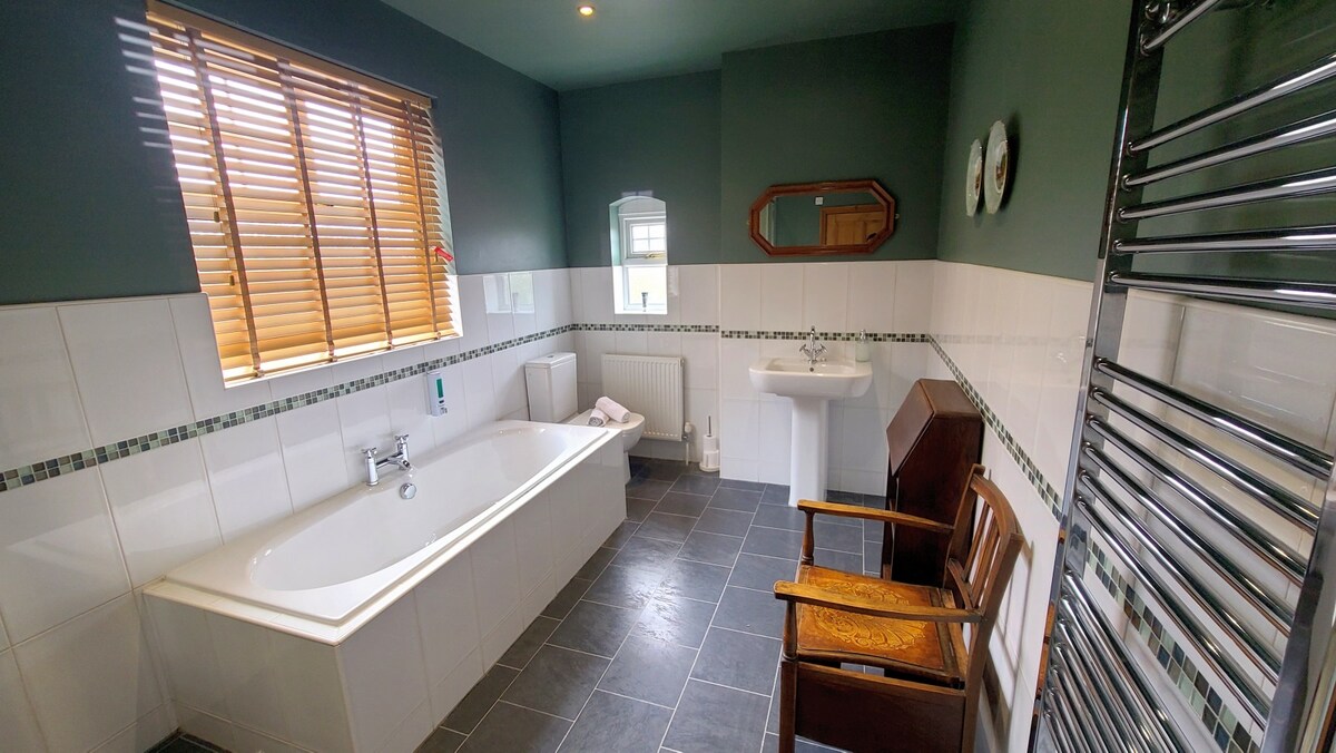 View Druids Cottage 2 in 39 Coppice Ln WS6 7HA Druids Cottage 2 in 39 Coppice Ln WS6 7HA - Property image 34 - VivreStays
