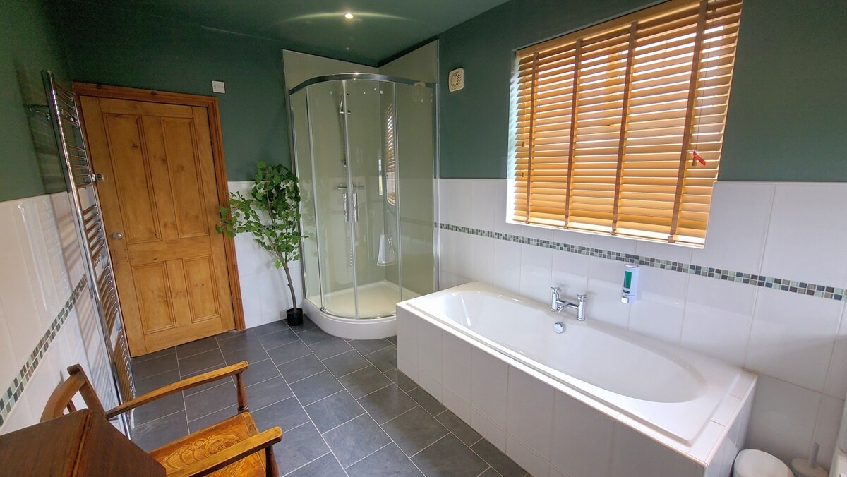 View Druids Cottage 2 in 39 Coppice Ln WS6 7HA Druids Cottage 2 in 39 Coppice Ln WS6 7HA - Property image 37 - VivreStays