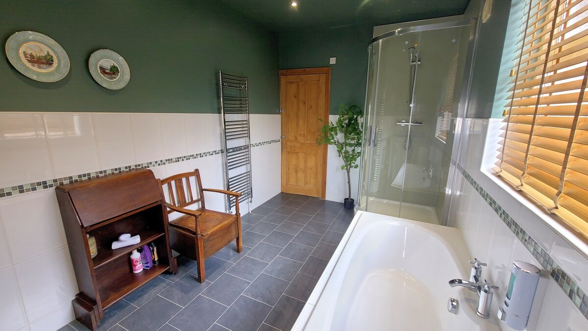 View Druids Cottage 2 in 39 Coppice Ln WS6 7HA Druids Cottage 2 in 39 Coppice Ln WS6 7HA - Property image 39 - VivreStays