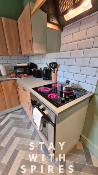 View Jasper's 4 bedroom 2 bathrooms in Meir - Sto… in 91 Stanton Rd ST3 6DF Jasper's 4 bedroom 2 bathrooms in Meir - Sto… in 91 Stanton Rd ST3 6DF - Property image 8 - VivreStays