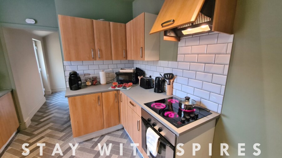 View Jasper's 4 bedroom 2 bathrooms in Meir - Sto… in 91 Stanton Rd ST3 6DF Jasper's 4 bedroom 2 bathrooms in Meir - Sto… in 91 Stanton Rd ST3 6DF - Property image 9 - VivreStays