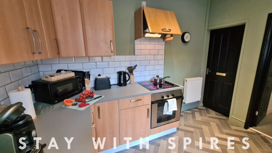 View Jasper's 4 bedroom 2 bathrooms in Meir - Sto… in 91 Stanton Rd ST3 6DF Jasper's 4 bedroom 2 bathrooms in Meir - Sto… in 91 Stanton Rd ST3 6DF - Property image 10 - VivreStays