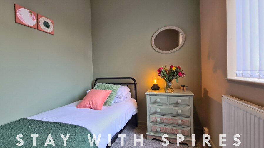 View Jasper's 4 bedroom 2 bathrooms in Meir - Sto… in 91 Stanton Rd ST3 6DF Jasper's 4 bedroom 2 bathrooms in Meir - Sto… in 91 Stanton Rd ST3 6DF - Property image 40 - VivreStays