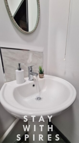View Jasper's 4 bedroom 2 bathrooms in Meir - Sto… in 91 Stanton Rd ST3 6DF Jasper's 4 bedroom 2 bathrooms in Meir - Sto… in 91 Stanton Rd ST3 6DF - Property image 46 - VivreStays