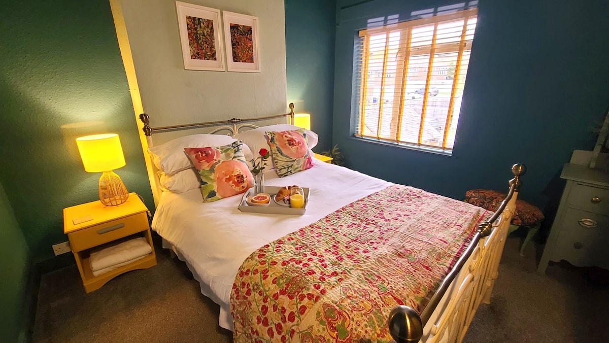 Paget Cottage serviced apartment - Cannock - VivreStays