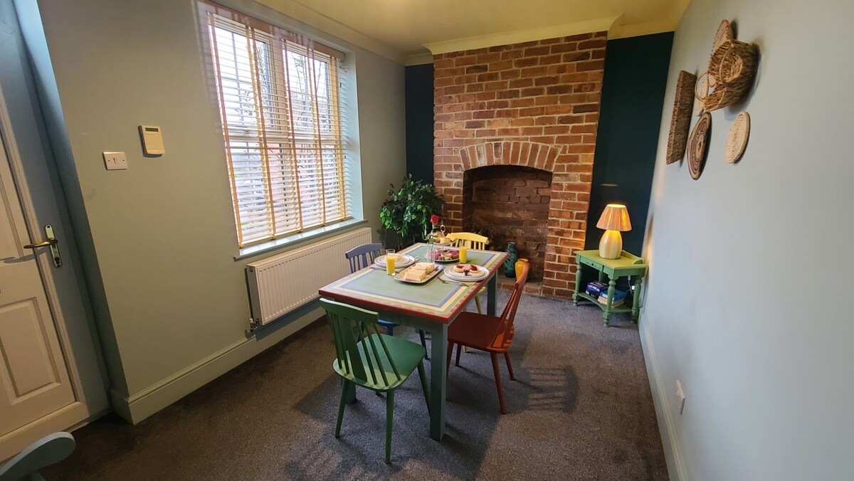 View Paget Cottage in 419A Littleworth Rd WS12 1HZ Paget Cottage in 419A Littleworth Rd WS12 1HZ - Property image 22 - VivreStays