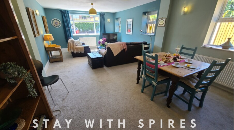 View The Lodge 3 Ensuite Bedrooms near Cannock Chase 2 in 603 Littleworth Rd WS12 1QQ The Lodge 3 Ensuite Bedrooms near Cannock Chase 2 in 603 Littleworth Rd WS12 1QQ - Property image 9 - VivreStays