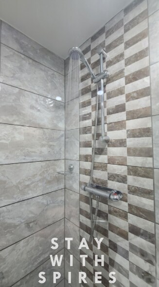 View The Lodge 3 Ensuite Bedrooms near Cannock Chase 2 in 603 Littleworth Rd WS12 1QQ The Lodge 3 Ensuite Bedrooms near Cannock Chase 2 in 603 Littleworth Rd WS12 1QQ - Property image 73 - VivreStays