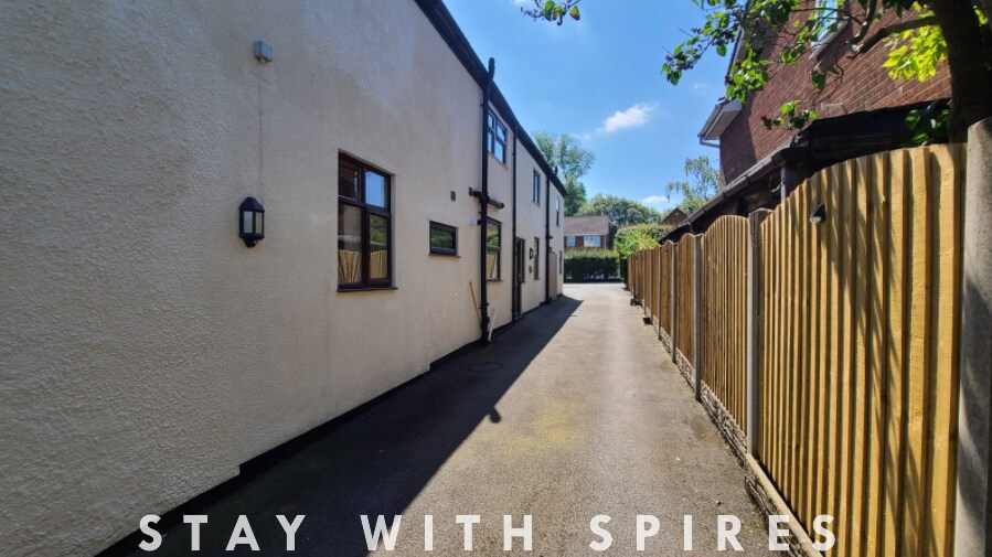 View The Lodge 3 Ensuite Bedrooms near Cannock Chase 2 in 603 Littleworth Rd WS12 1QQ The Lodge 3 Ensuite Bedrooms near Cannock Chase 2 in 603 Littleworth Rd WS12 1QQ - Property image 90 - VivreStays