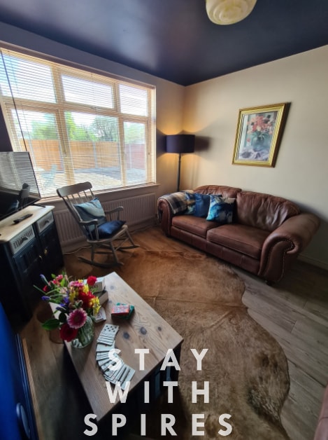 Rumer Hill House near McArthurGlen & Cannock… 2 in 13 Rumer Hill Rd WS11 0HA - Property image 3 - VivreStays