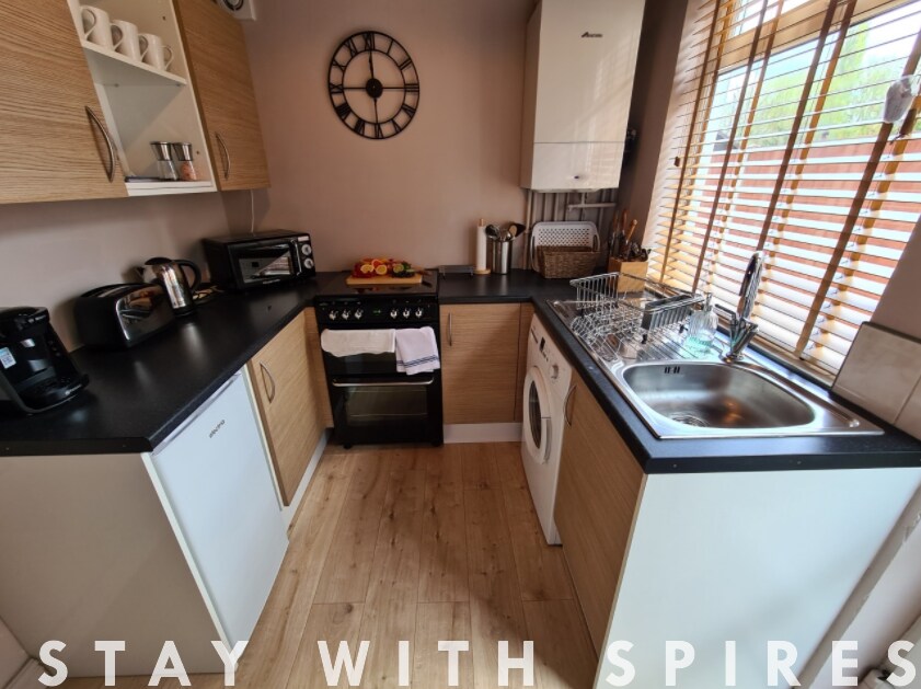 Rumer Hill House near McArthurGlen & Cannock… 2 in 13 Rumer Hill Rd WS11 0HA - Property image 7 - VivreStays