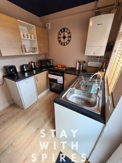 Rumer Hill House near McArthurGlen & Cannock… 2 in 13 Rumer Hill Rd WS11 0HA - Property image 9 - VivreStays