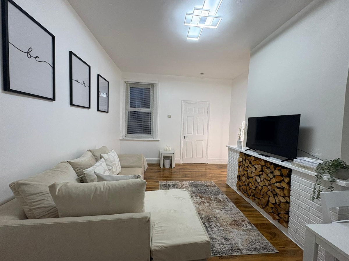 2BR Flat | Parking | Wi-Fi | Near metro Centre 2 in 19 Faraday Grove NE8 4UL - Property image 2 - VivreStays