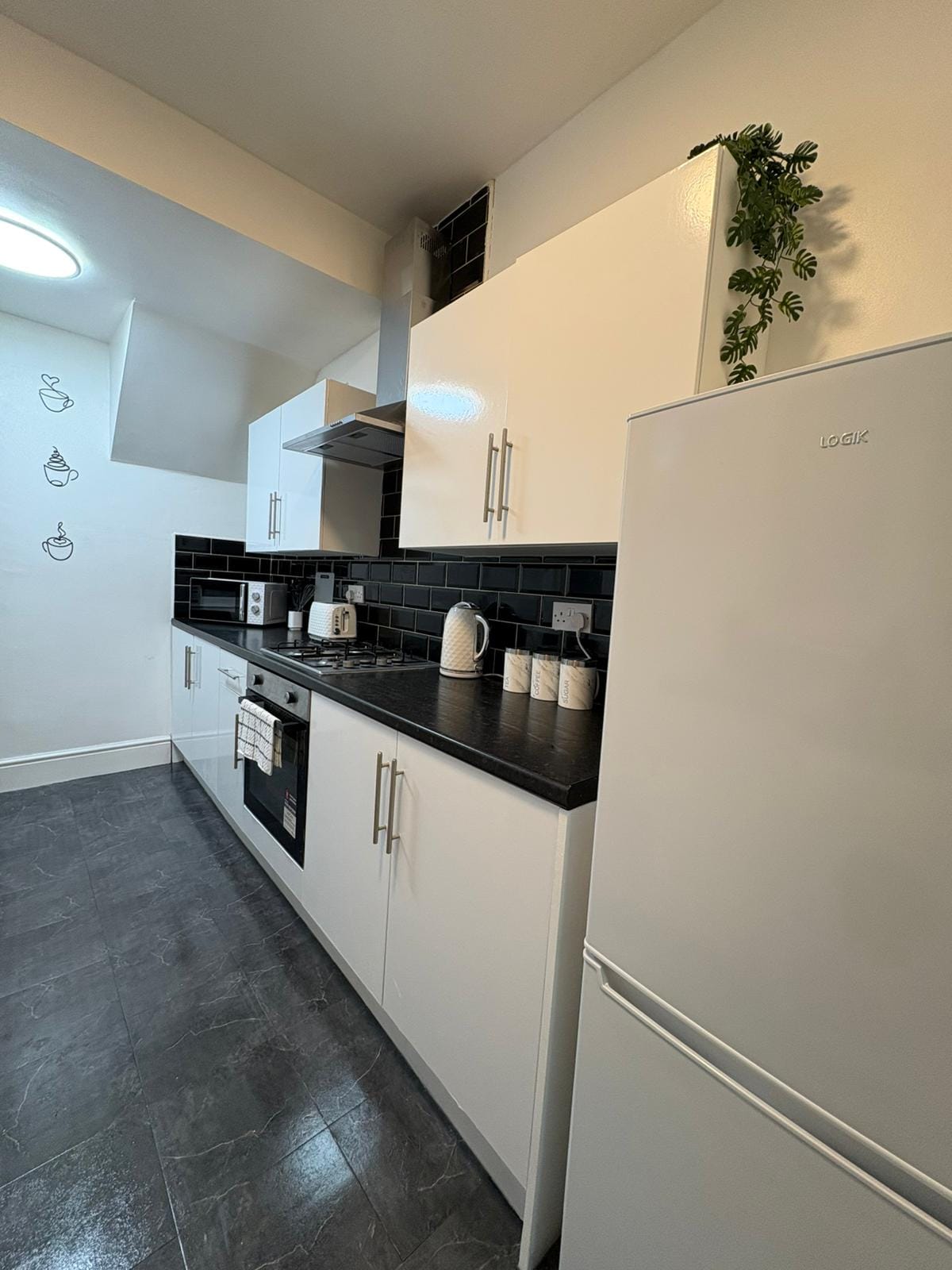 2BR Flat | Parking | Wi-Fi | Near metro Centre 2 in 19 Faraday Grove NE8 4UL - Property image 8 - VivreStays