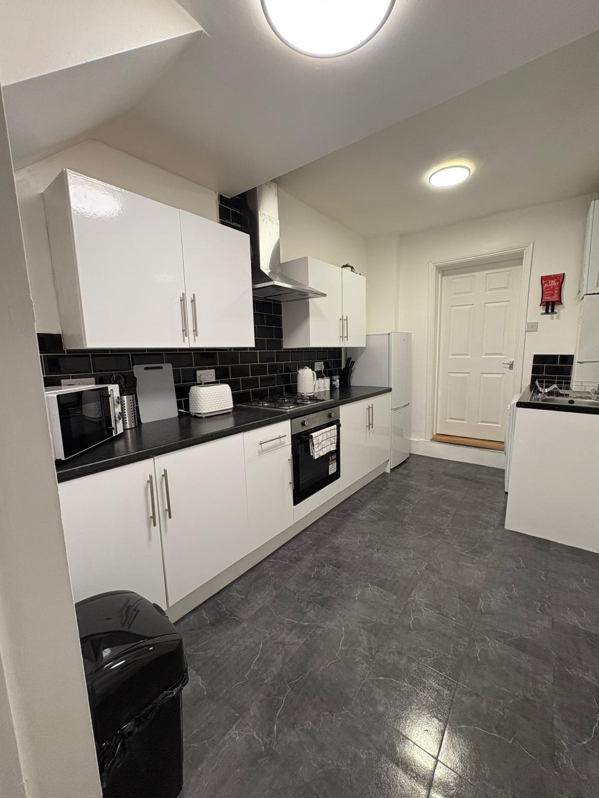 2BR Flat | Parking | Wi-Fi | Near metro Centre 2 in 19 Faraday Grove NE8 4UL - Property image 11 - VivreStays
