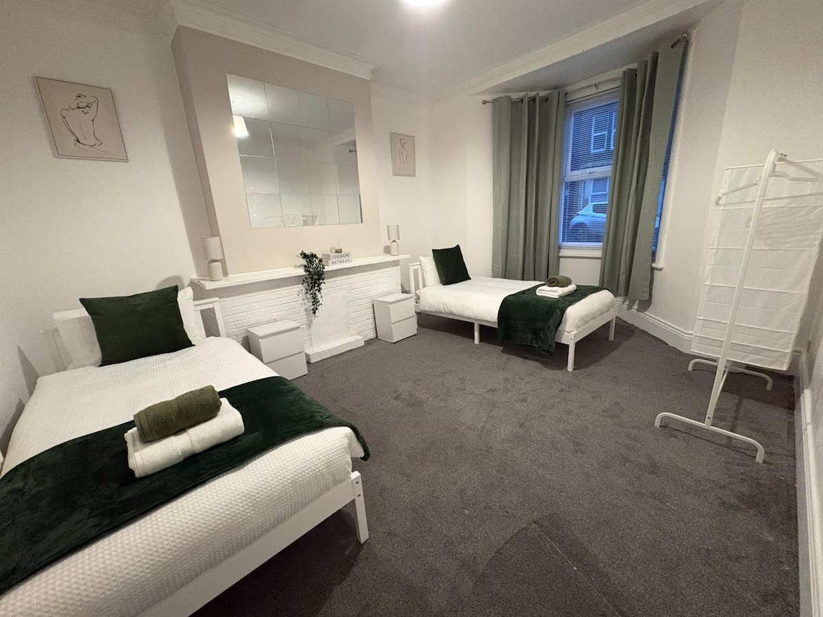 2BR Flat | Parking | Wi-Fi | Near metro Centre 2 in 19 Faraday Grove NE8 4UL - Property image 12 - VivreStays
