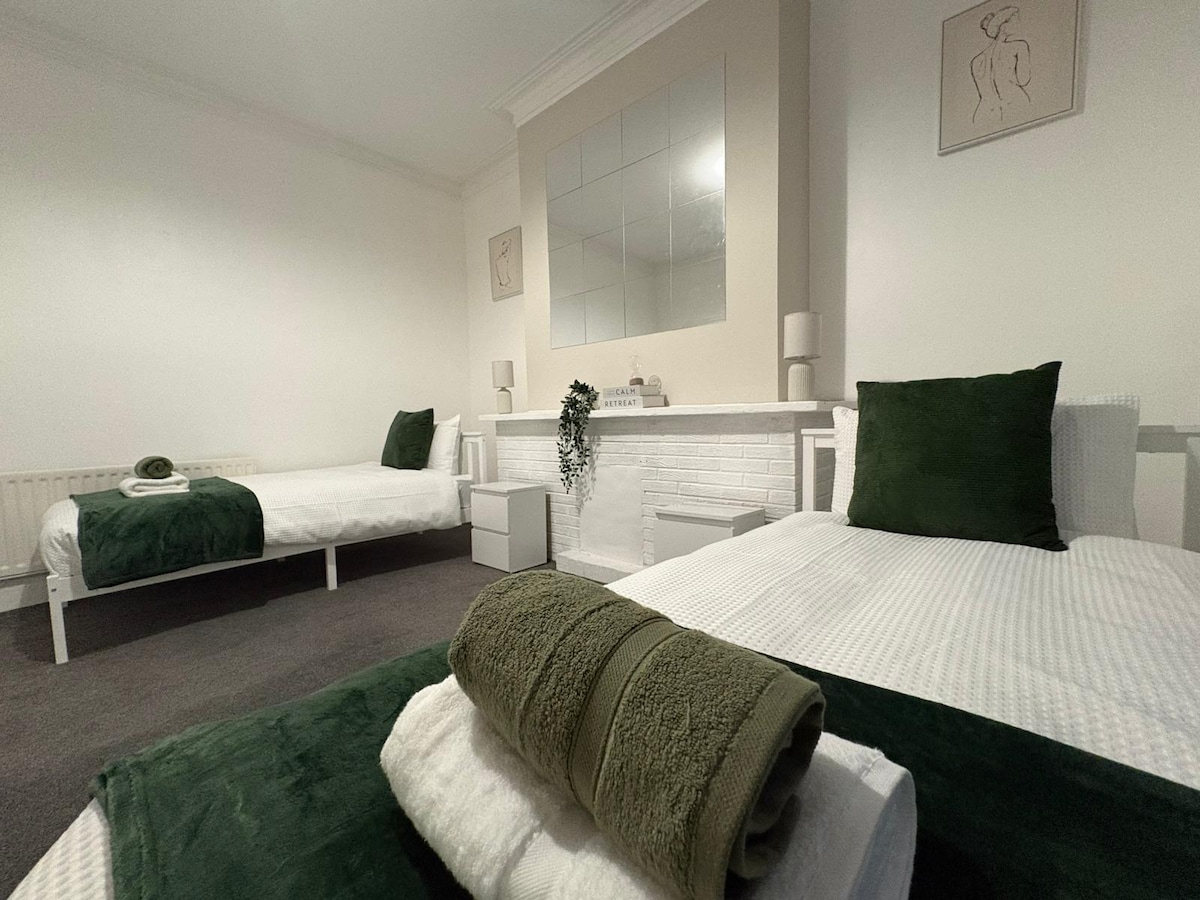 2BR Flat | Parking | Wi-Fi | Near metro Centre 2 in 19 Faraday Grove NE8 4UL - Property image 15 - VivreStays