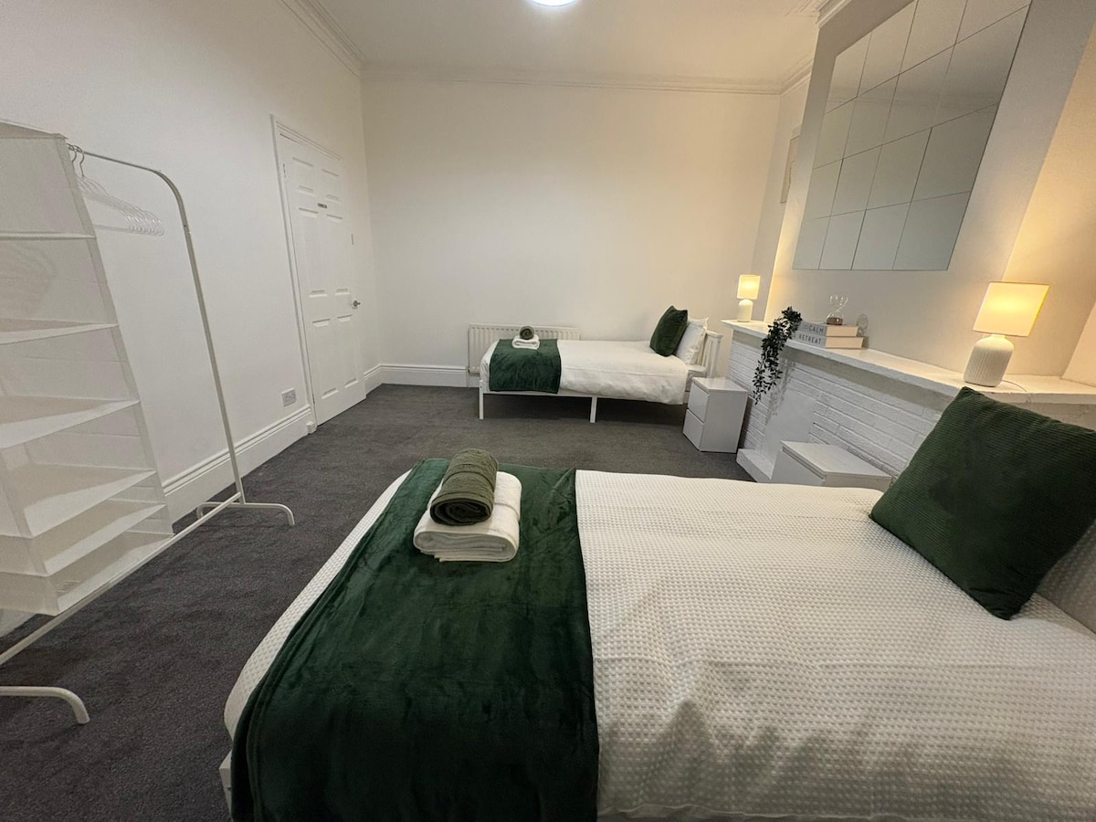 2BR Flat | Parking | Wi-Fi | Near metro Centre 2 in 19 Faraday Grove NE8 4UL - Property image 16 - VivreStays