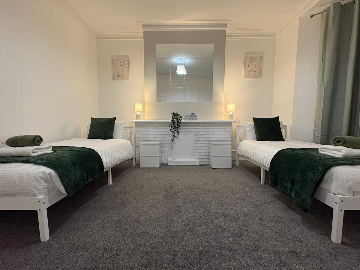 2BR Flat | Parking | Wi-Fi | Near metro Centre 2 in 19 Faraday Grove NE8 4UL - Property image 17 - VivreStays