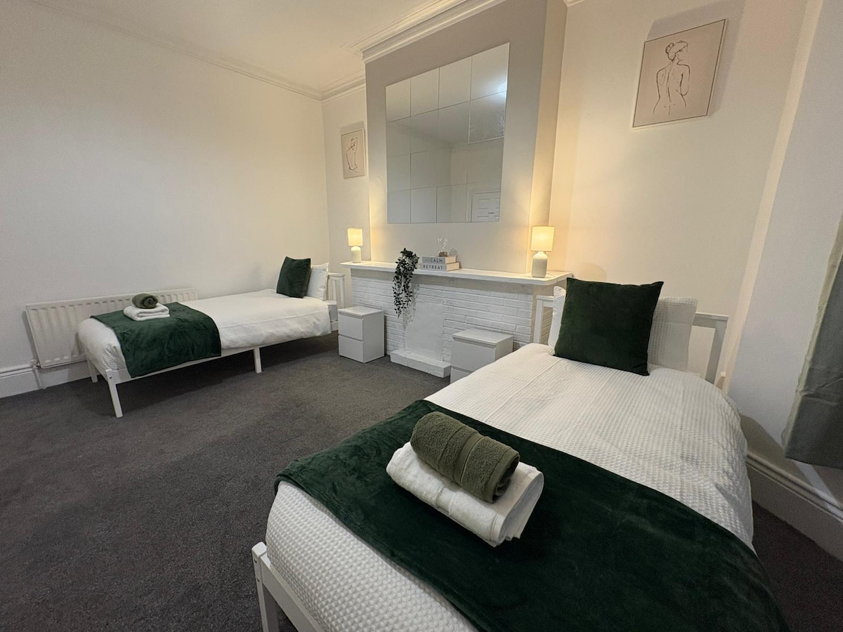 2BR Flat | Parking | Wi-Fi | Near metro Centre 2 in 19 Faraday Grove NE8 4UL - Property image 18 - VivreStays