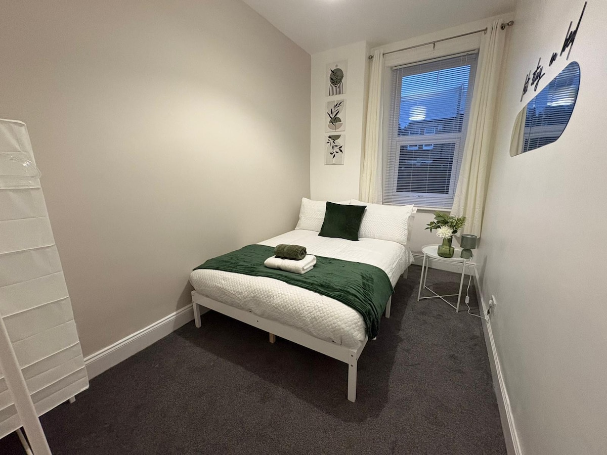 2BR Flat | Parking | Wi-Fi | Near metro Centre 2 in 19 Faraday Grove NE8 4UL - Property image 20 - VivreStays