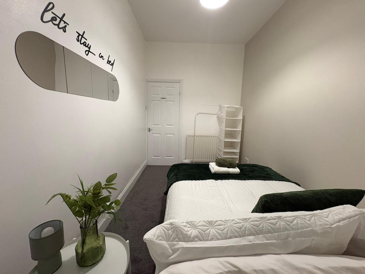 2BR Flat | Parking | Wi-Fi | Near metro Centre 2 in 19 Faraday Grove NE8 4UL - Property image 21 - VivreStays