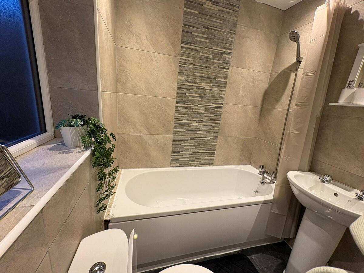 2BR Flat | Parking | Wi-Fi | Near metro Centre 2 in 19 Faraday Grove NE8 4UL - Property image 23 - VivreStays