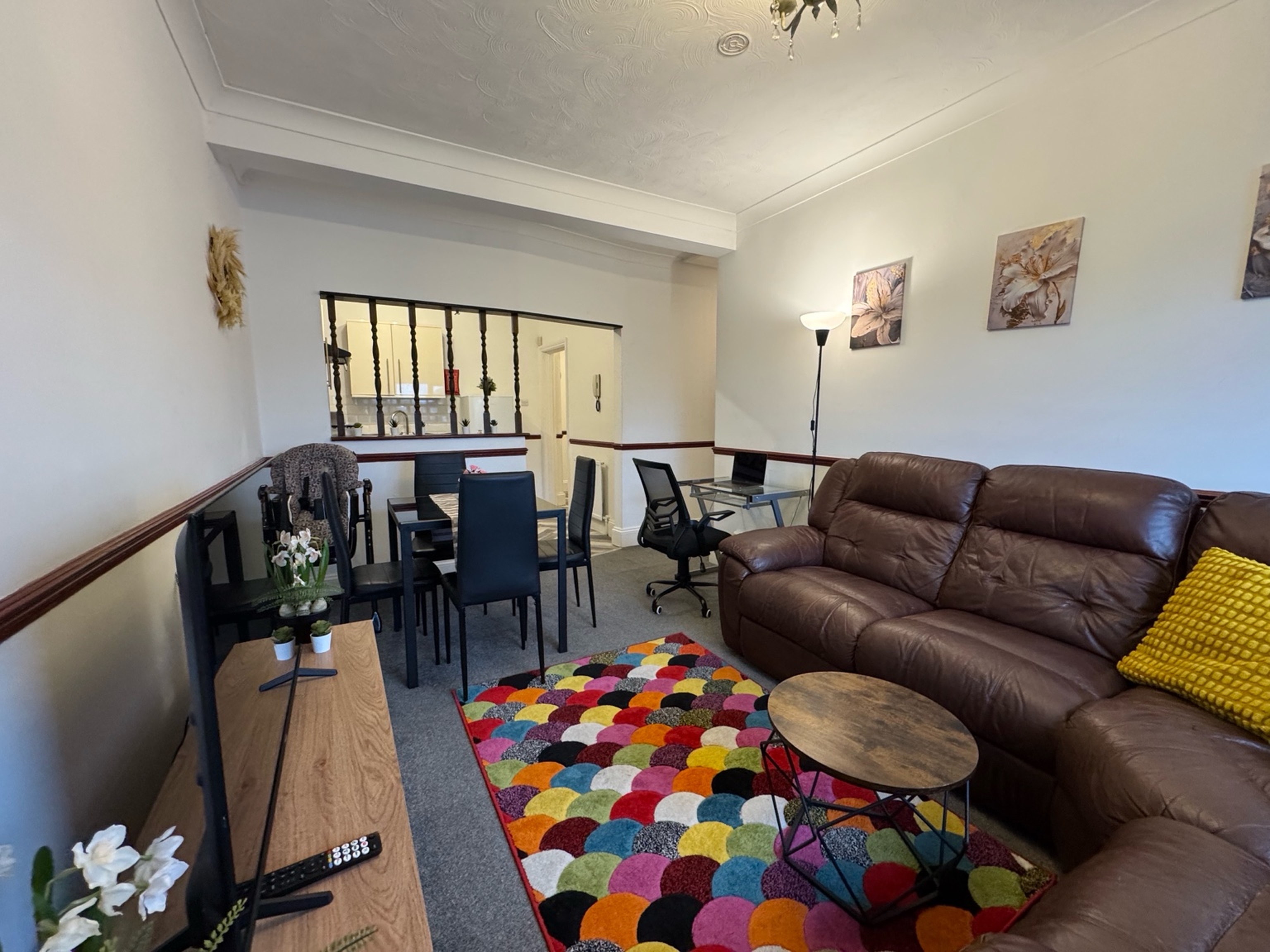 Sunny Beachside Apt with Free Parking 2 in 10 West Rd SS3 9DP - Property image 2 - VivreStays