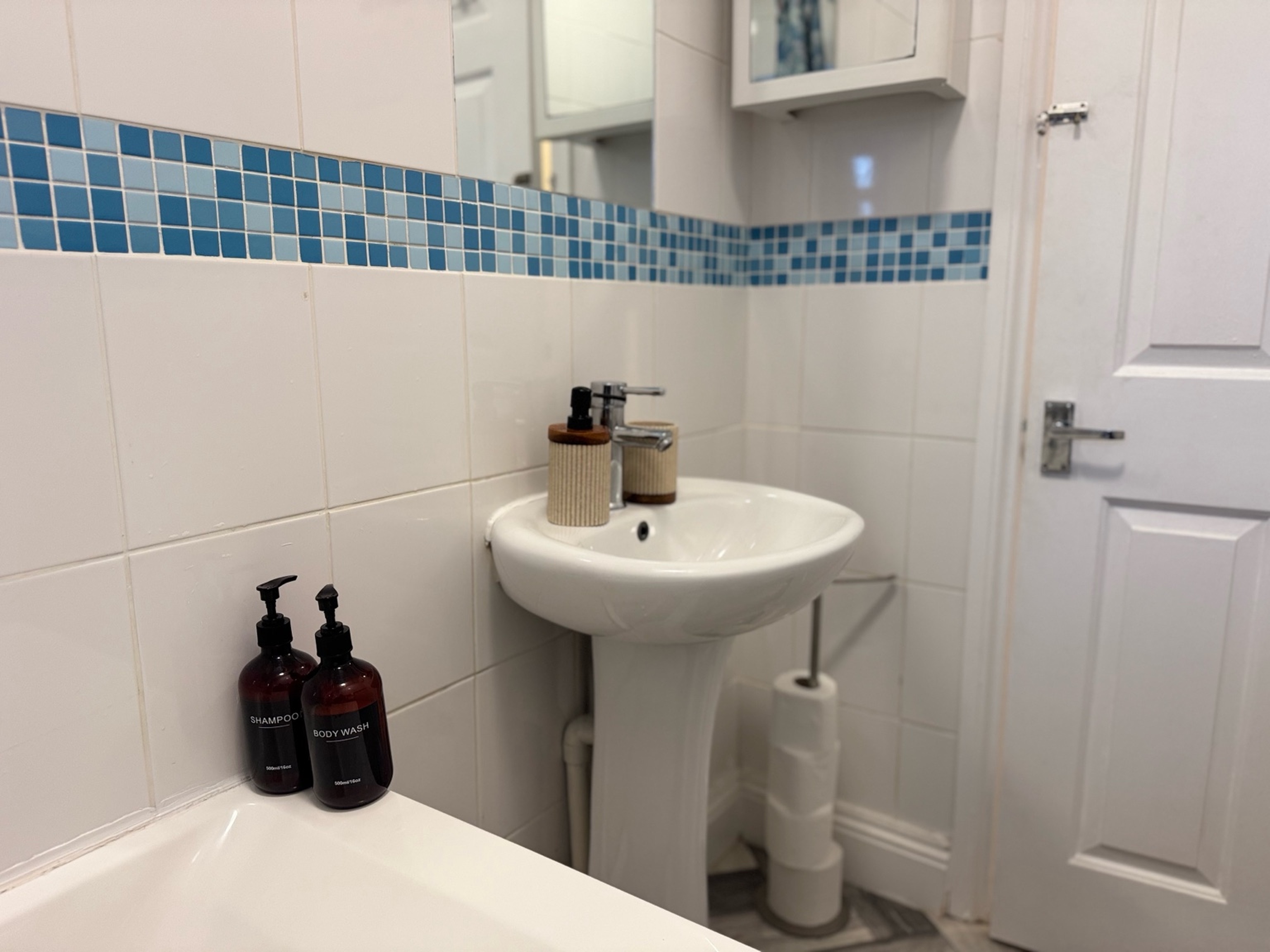 Sunny Beachside Apt with Free Parking 2 in 10 West Rd SS3 9DP - Property image 7 - VivreStays