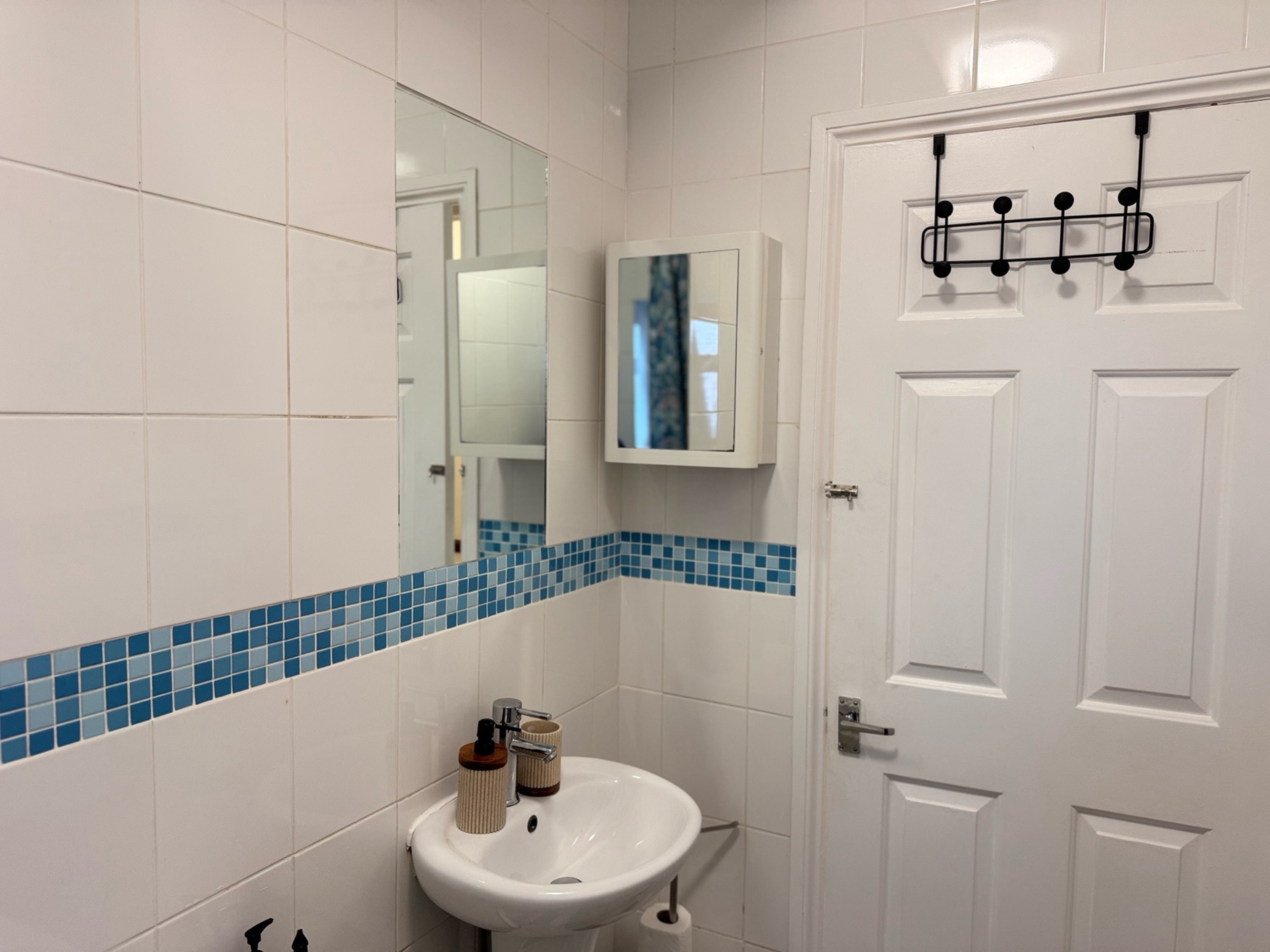 Sunny Beachside Apt with Free Parking 2 in 10 West Rd SS3 9DP - Property image 9 - VivreStays