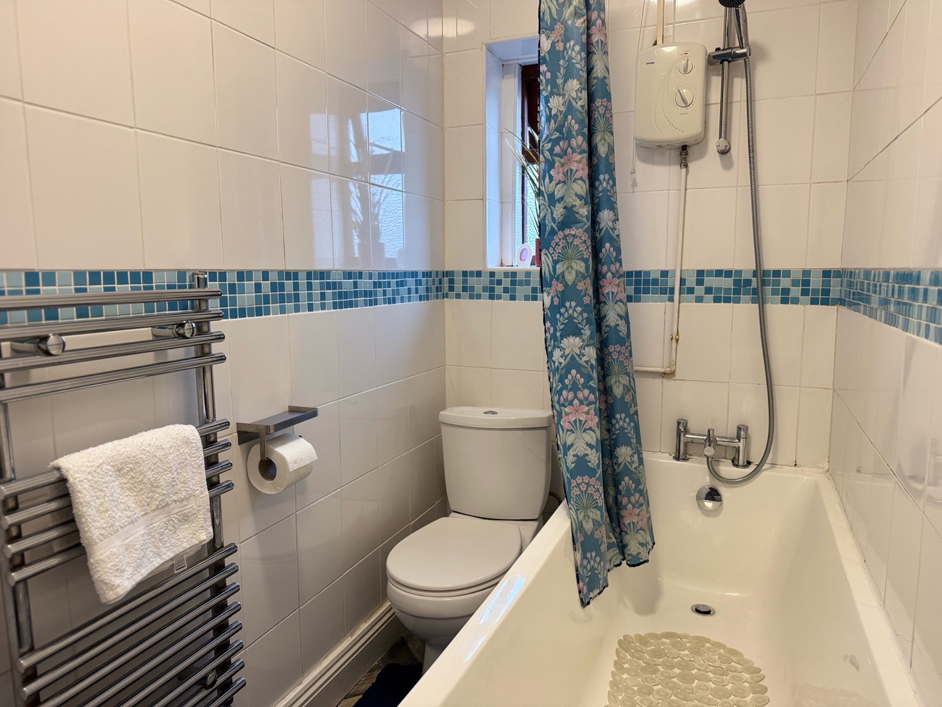 Sunny Beachside Apt with Free Parking 2 in 10 West Rd SS3 9DP - Property image 6 - VivreStays