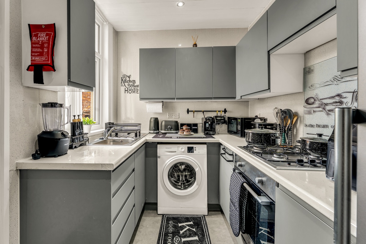 Beautiful 4BD Wigan-Free Parking - Wi‑Fi - Ensuite in 57 Brookhouse St WN1 3EY - Property image 4 - VivreStays