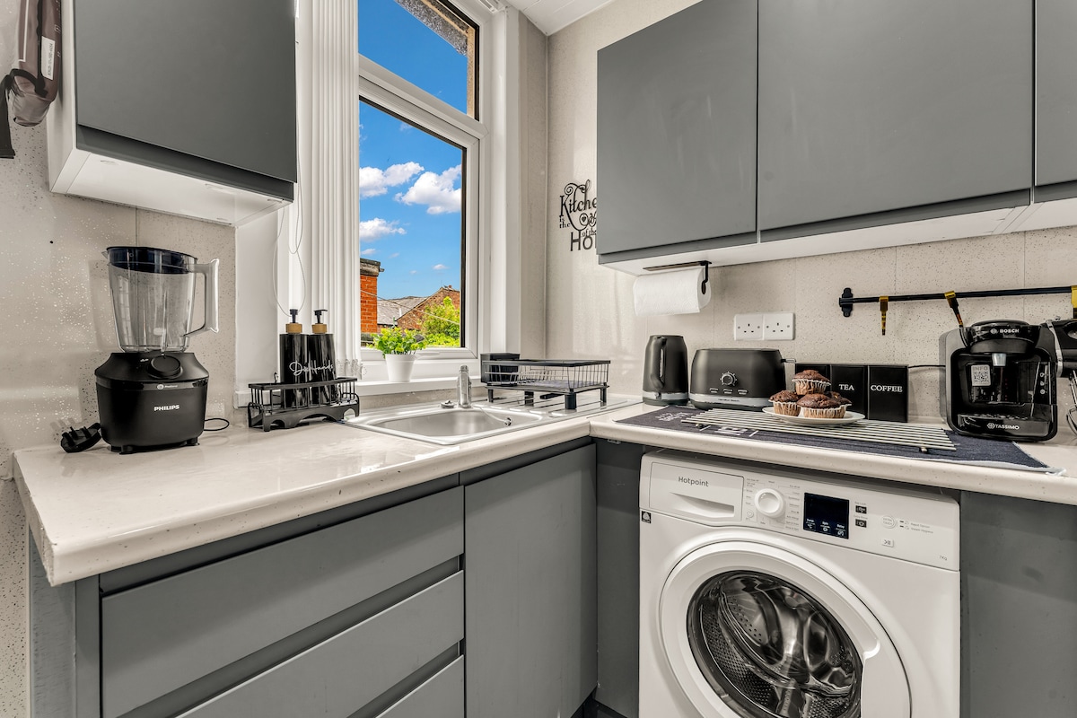 Beautiful 4BD Wigan-Free Parking - Wi‑Fi - Ensuite in 57 Brookhouse St WN1 3EY - Property image 5 - VivreStays