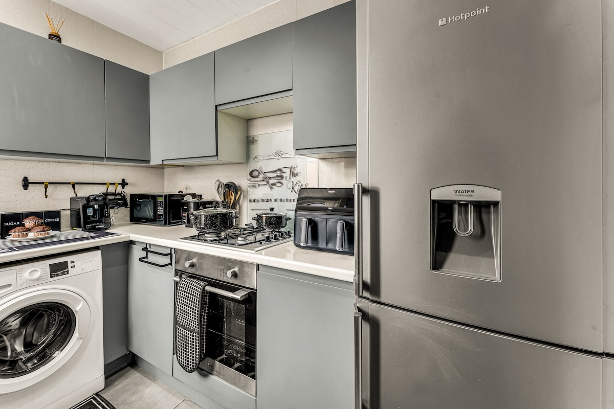 Beautiful 4BD Wigan-Free Parking - Wi‑Fi - Ensuite in 57 Brookhouse St WN1 3EY - Property image 6 - VivreStays