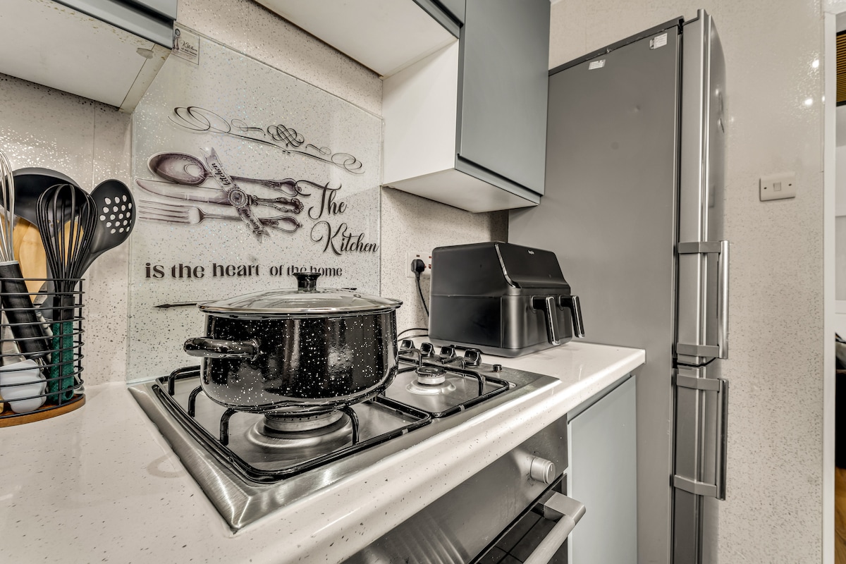 Beautiful 4BD Wigan-Free Parking - Wi‑Fi - Ensuite in 57 Brookhouse St WN1 3EY - Property image 9 - VivreStays