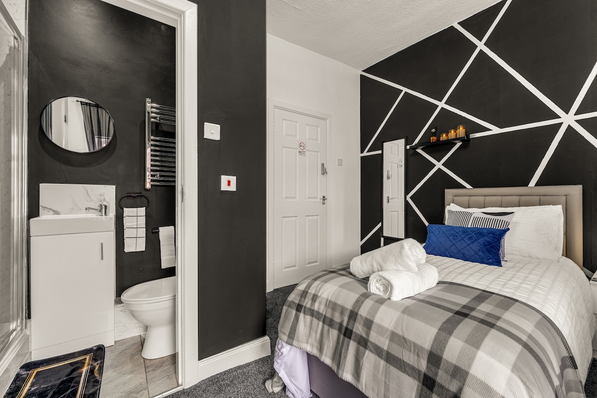 Beautiful 4BD Wigan-Free Parking - Wi‑Fi - Ensuite in 57 Brookhouse St WN1 3EY - Property image 13 - VivreStays