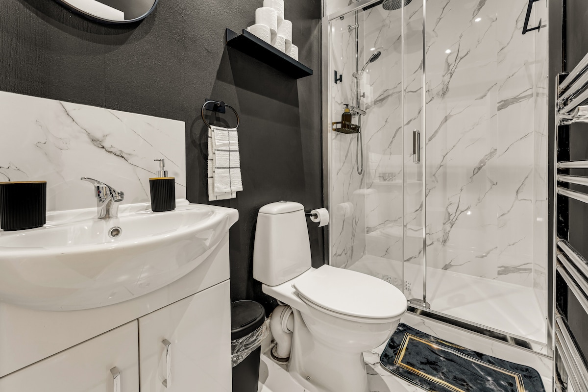 Beautiful 4BD Wigan-Free Parking - Wi‑Fi - Ensuite in 57 Brookhouse St WN1 3EY - Property image 20 - VivreStays