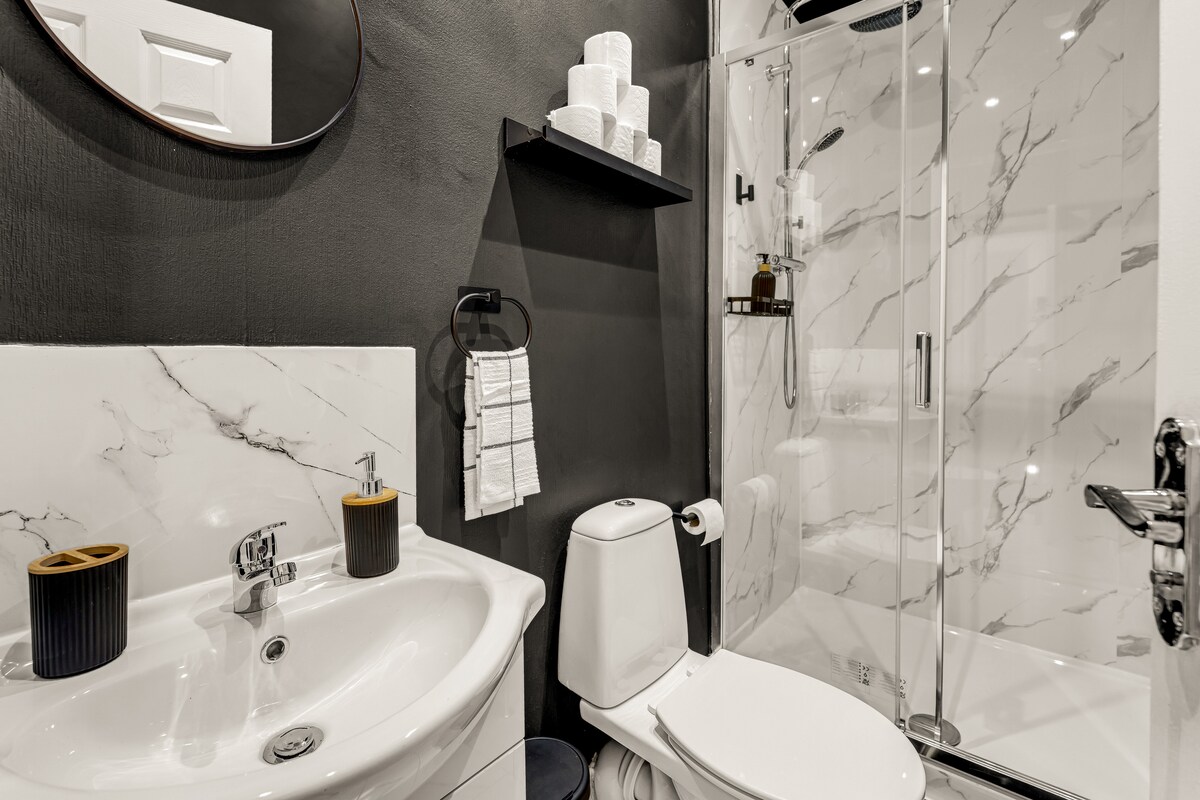Beautiful 4BD Wigan-Free Parking - Wi‑Fi - Ensuite in 57 Brookhouse St WN1 3EY - Property image 22 - VivreStays