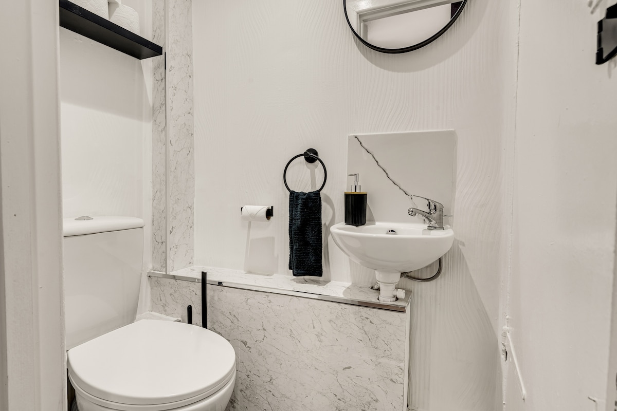 Beautiful 4BD Wigan-Free Parking - Wi‑Fi - Ensuite in 57 Brookhouse St WN1 3EY - Property image 25 - VivreStays