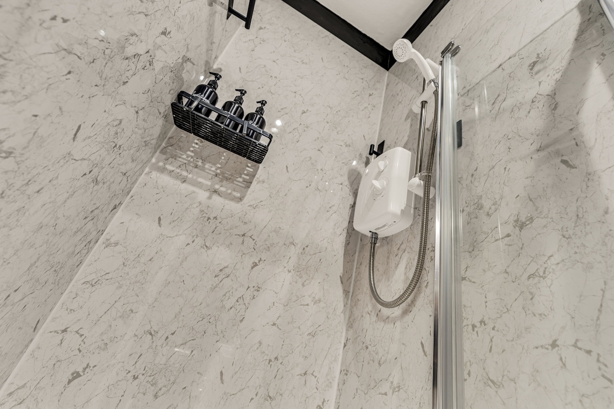 Beautiful 4BD Wigan-Free Parking - Wi‑Fi - Ensuite in 57 Brookhouse St WN1 3EY - Property image 31 - VivreStays