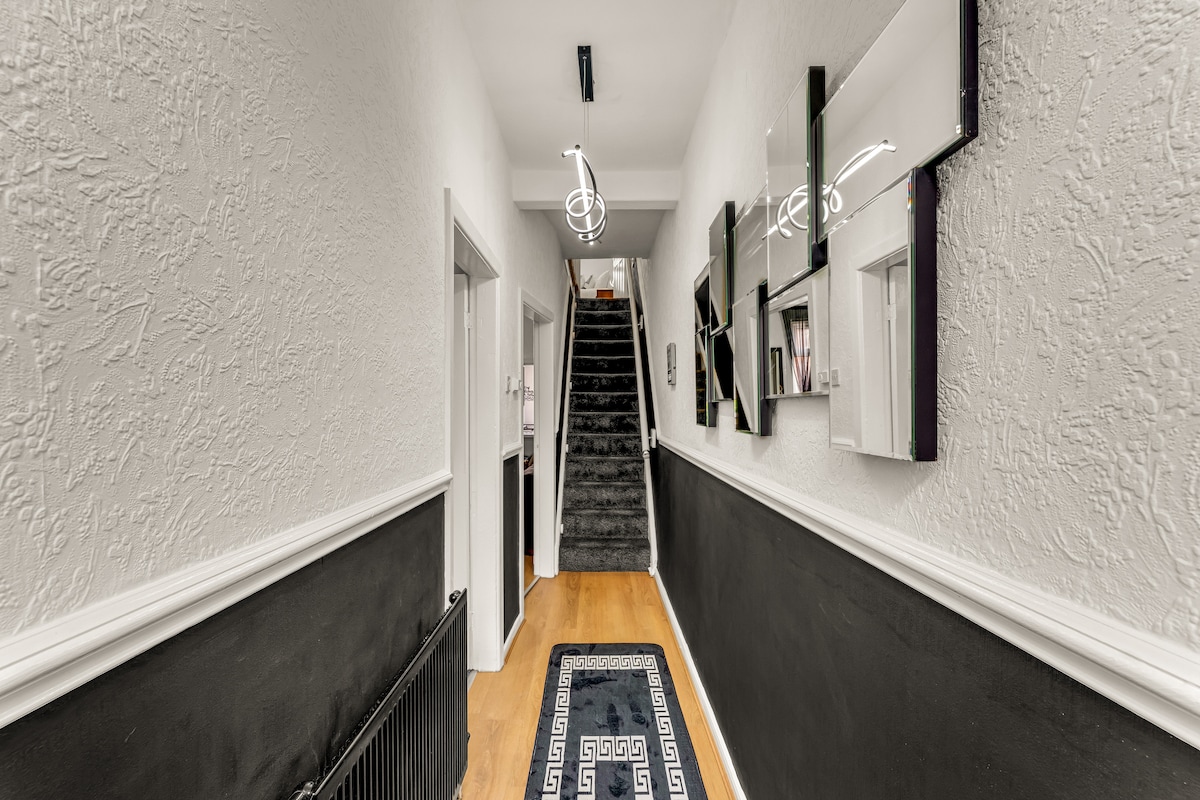 Beautiful 4BD Wigan-Free Parking - Wi‑Fi - Ensuite in 57 Brookhouse St WN1 3EY - Property image 33 - VivreStays