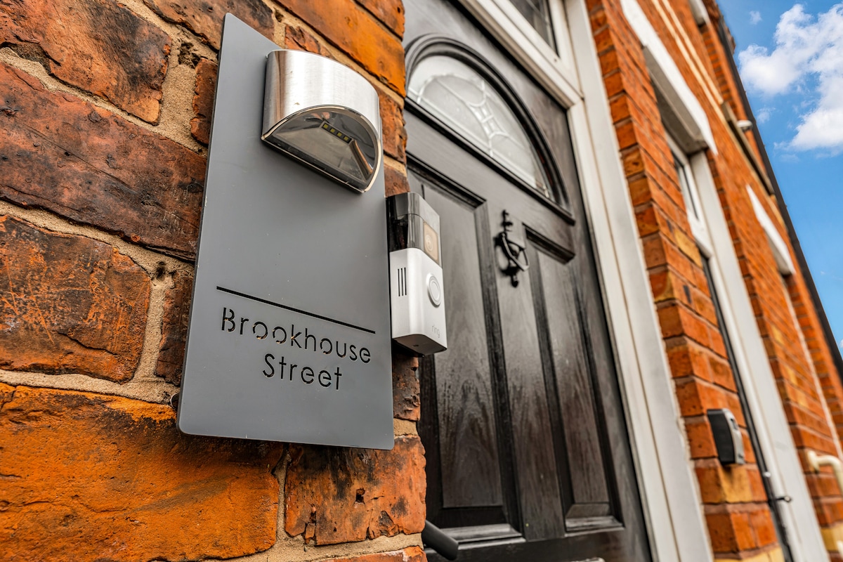 Beautiful 4BD Wigan-Free Parking - Wi‑Fi - Ensuite in 57 Brookhouse St WN1 3EY - Property image 34 - VivreStays