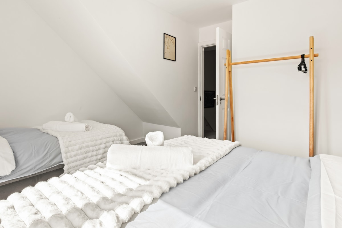 7 - Bed Home, secure parking, Salford Quays in 11 Radclyffe Mews M5 3GD - Property image 2 - VivreStays