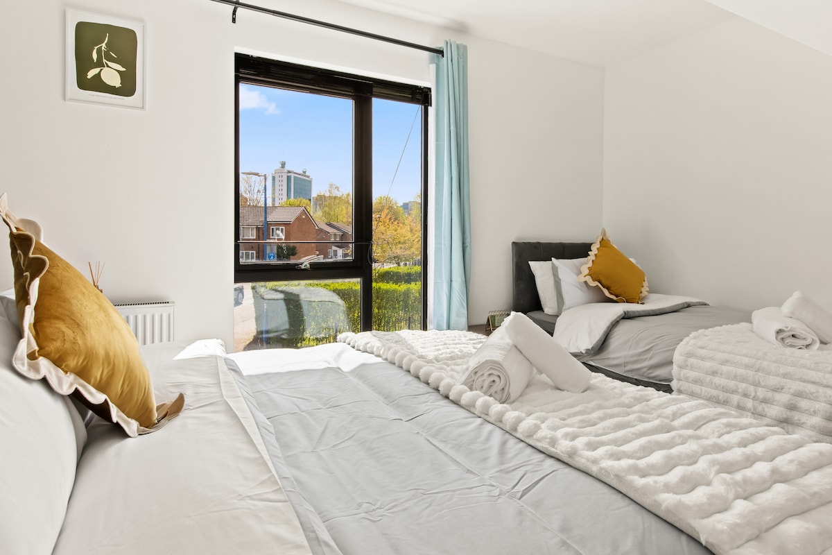 7 - Bed Home, secure parking, Salford Quays in 11 Radclyffe Mews M5 3GD - Property image 3 - VivreStays