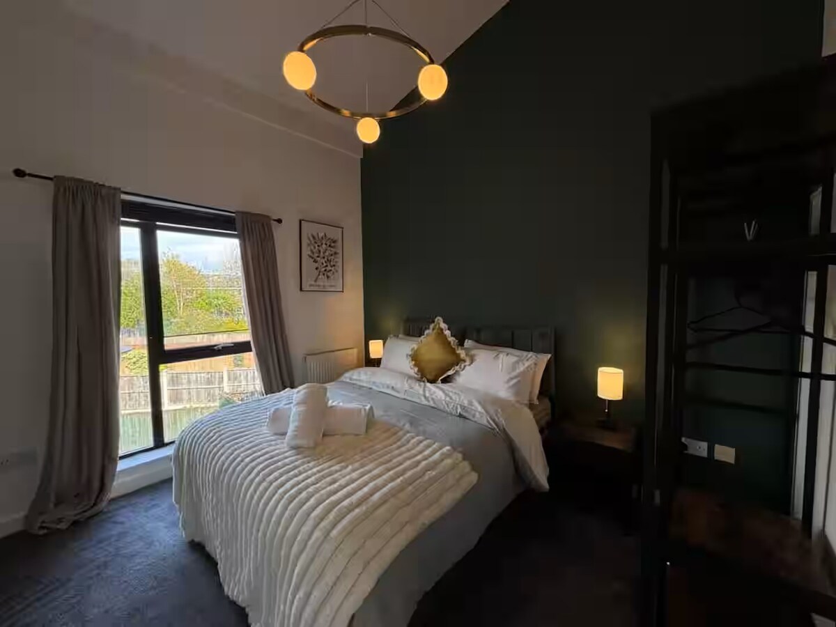 7 - Bed Home, secure parking, Salford Quays in 11 Radclyffe Mews M5 3GD - Property image 9 - VivreStays