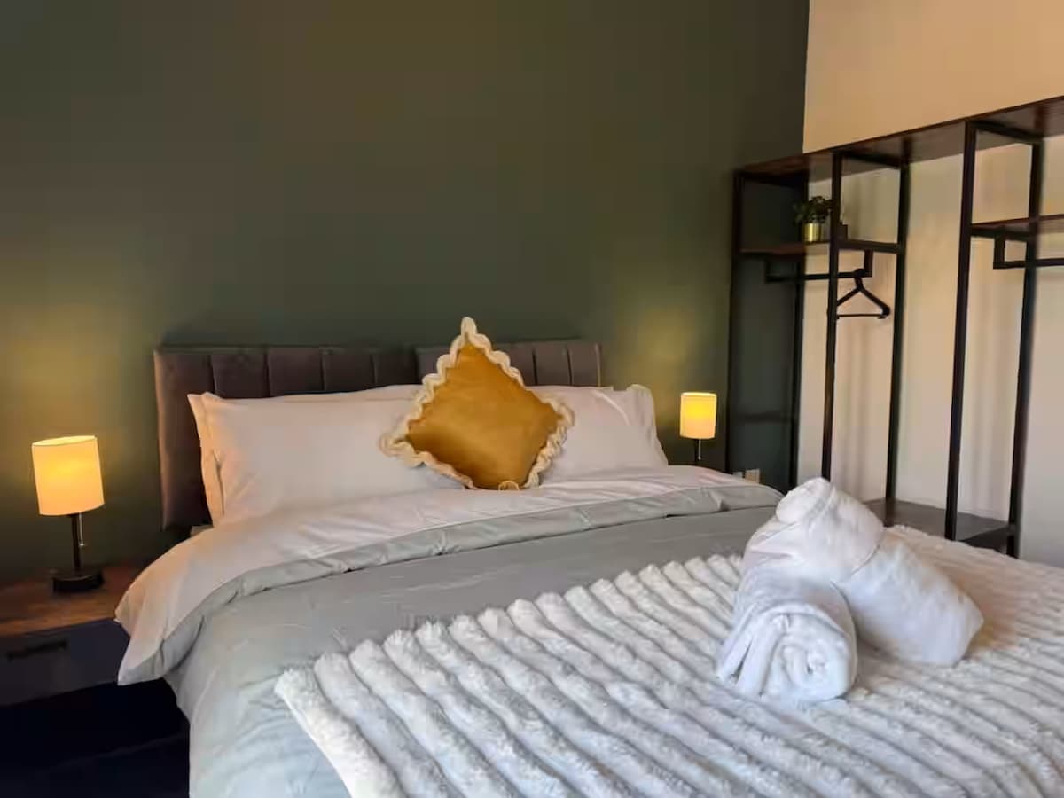 7 - Bed Home, secure parking, Salford Quays in 11 Radclyffe Mews M5 3GD - Property image 10 - VivreStays