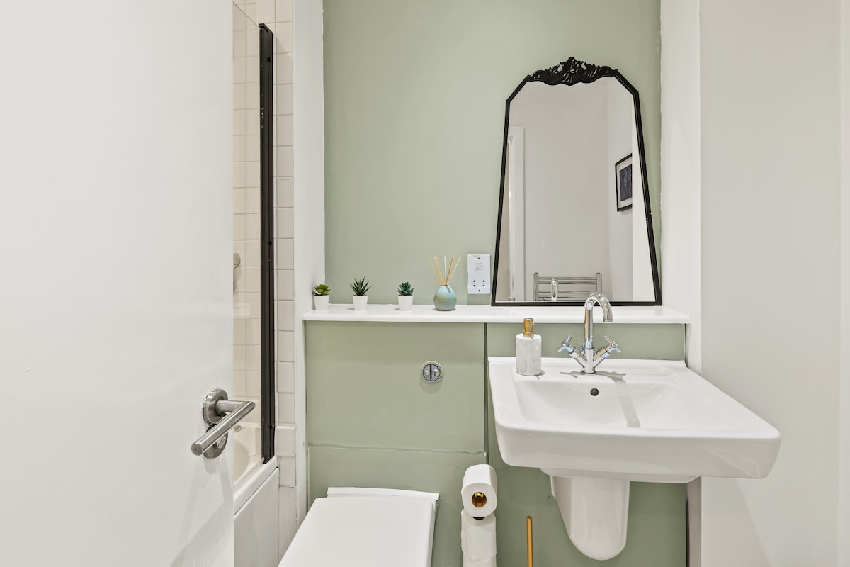 7 - Bed Home, secure parking, Salford Quays in 11 Radclyffe Mews M5 3GD - Property image 11 - VivreStays
