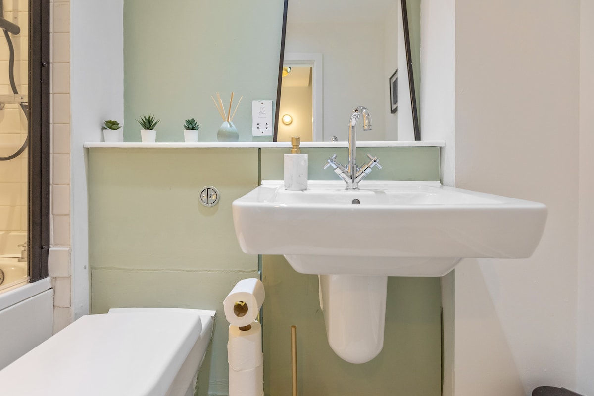 7 - Bed Home, secure parking, Salford Quays in 11 Radclyffe Mews M5 3GD - Property image 12 - VivreStays