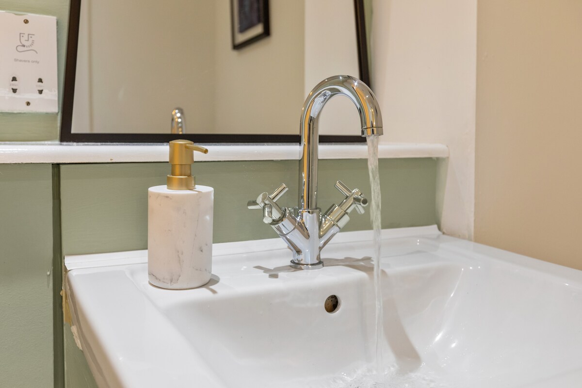 7 - Bed Home, secure parking, Salford Quays in 11 Radclyffe Mews M5 3GD - Property image 13 - VivreStays