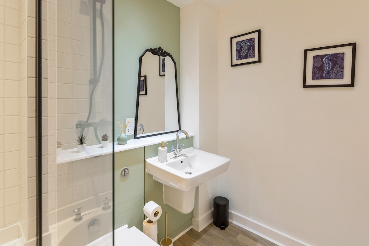 7 - Bed Home, secure parking, Salford Quays in 11 Radclyffe Mews M5 3GD - Property image 14 - VivreStays